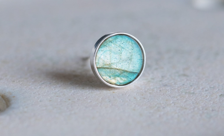 Pojedynczy srebrny sztyft z labradorytem 8mm