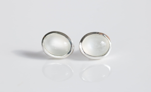 Mleczny kamień księżycowy - srebrne kolczyki