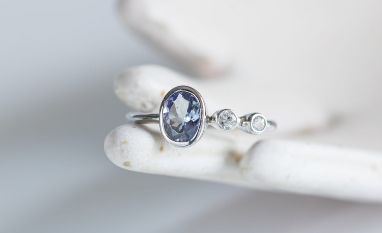 Pierścionek z tanzanitem i białymi szafirami