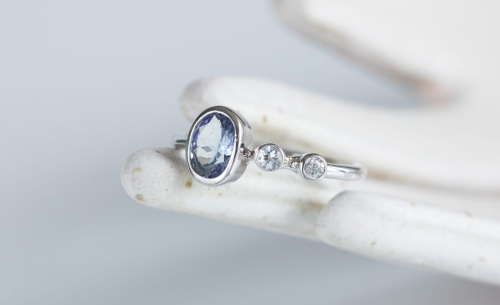 Pierścionek z tanzanitem i białymi szafirami
