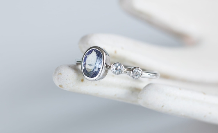 Pierścionek z tanzanitem i białymi szafirami