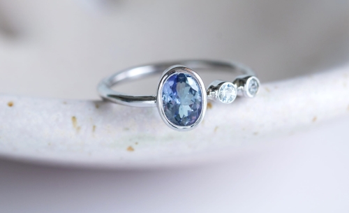 Pierścionek z tanzanitem i białymi szafirami