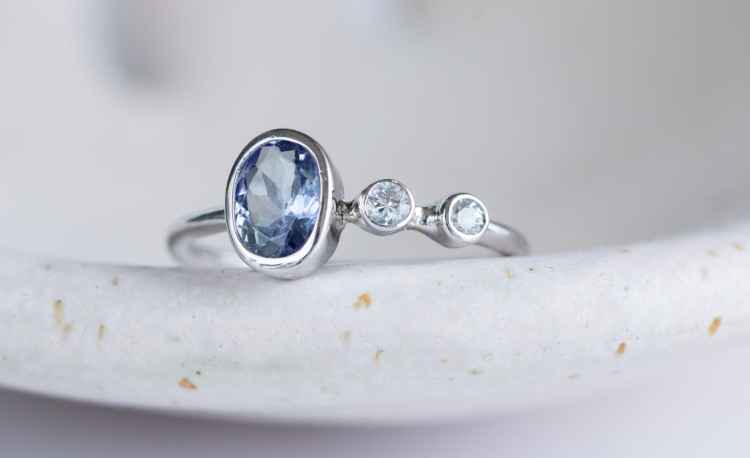 Pierścionek z tanzanitem i białymi szafirami