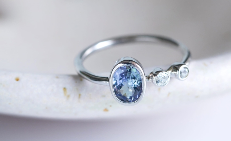 Pierścionek z tanzanitem i białymi szafirami