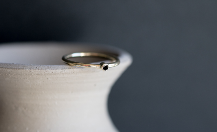 Złoty pierścionek MINI z czarnym diamentem 2,0mm