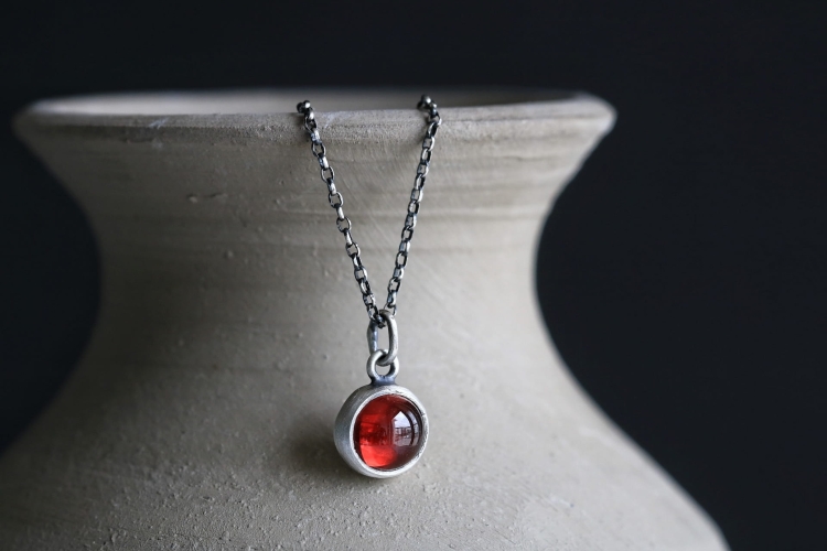 Naszyjnik z granatem w postarzanym srebrze