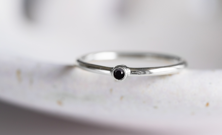 Srebrny pierścionek MINI z czarnym spinelem 2,0mm