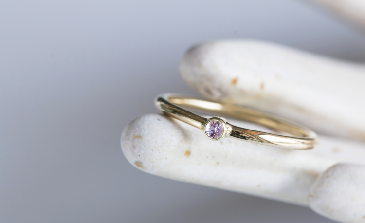 Złoty pierścionek MINI z różowym szafirem 2,0mm