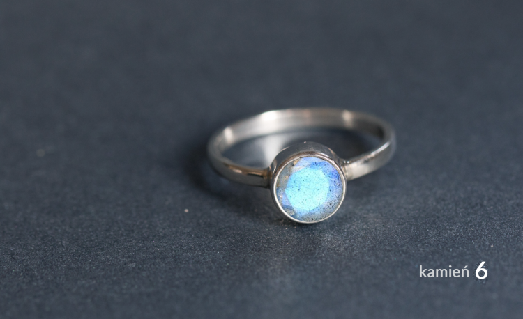 Pierścionek z labradorytem