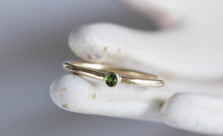 Złoty pierścionek MINI z zielonym turmalinem