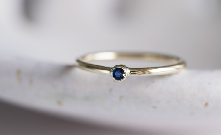 Złoty pierścionek MINI z granatowym szafirem 2,5mm