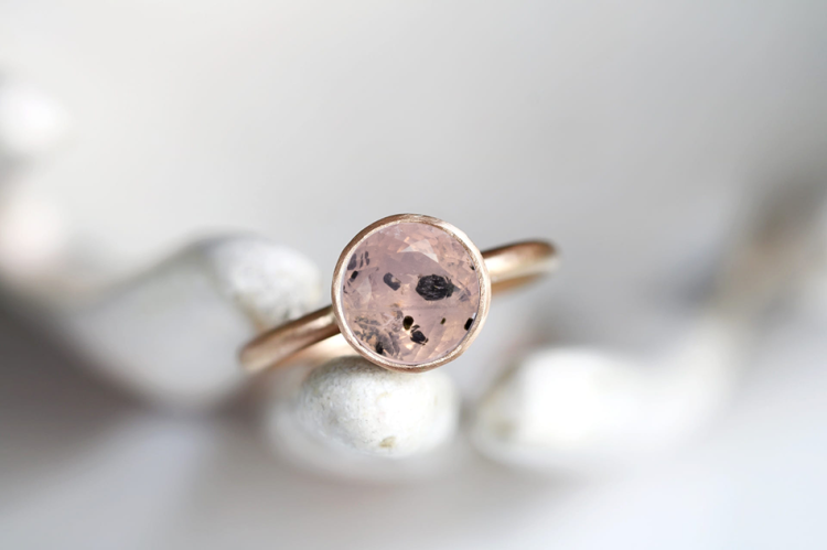 Pierścionek z kwarcem różowym z diopsydem w różowym złocie