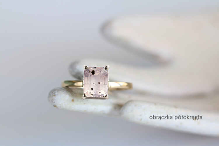 Pierścionek z kwarcem różowym z diopsydem