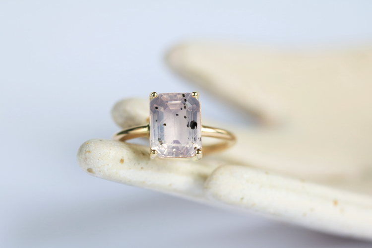 Pierścionek z prostokątnym kwarcem różowym z diopsydem