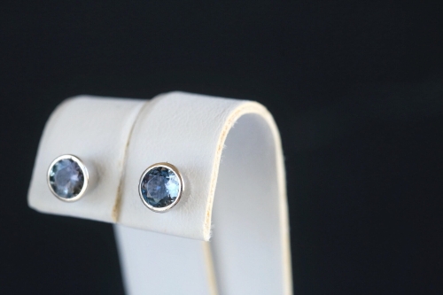 Srebrne sztyfty z wielobarwnymi tanzanitami