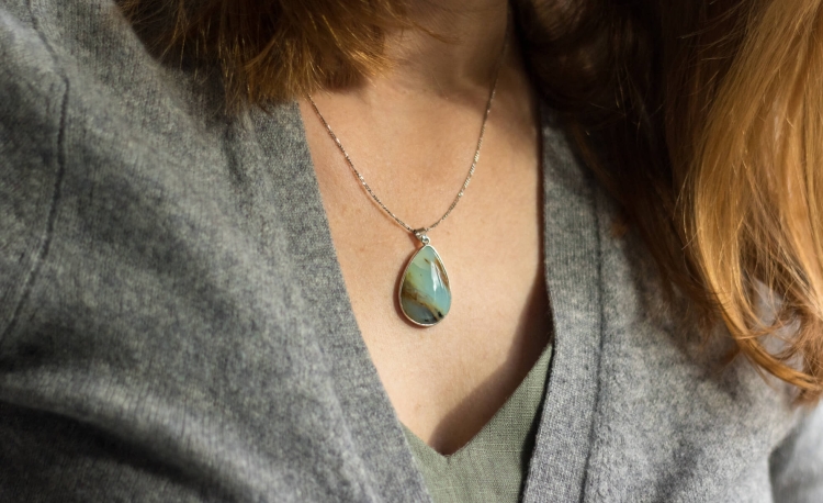 Naszyjnik z opalem peruwiańskim w kształcie łezki