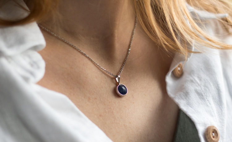 Naszyjnik z szafirem w srebrze