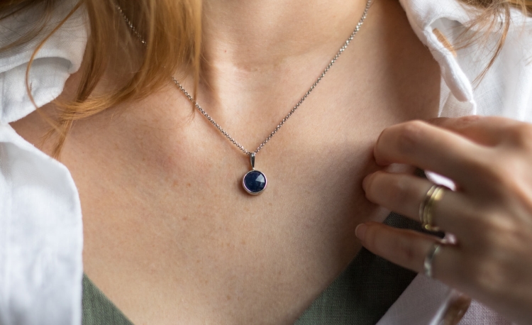 Naszyjnik z szafirem w srebrze