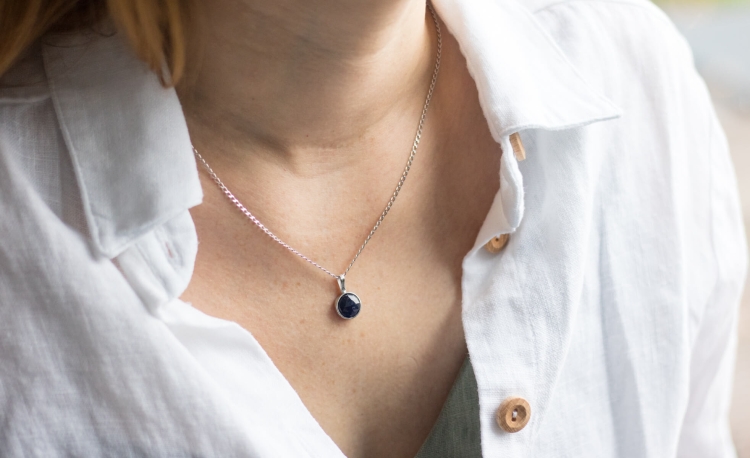 Naszyjnik z szafirem w srebrze