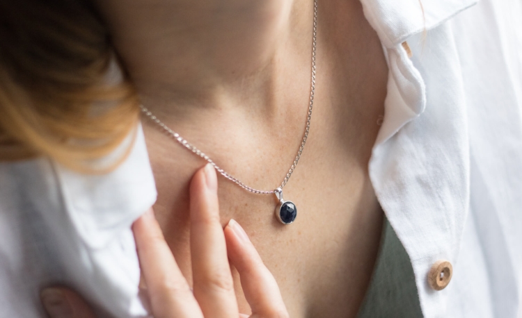 Naszyjnik z szafirem w srebrze