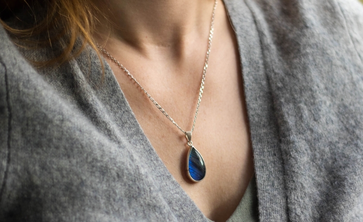 Srebrny naszyjnik z labradorytem w kształcie łezki
