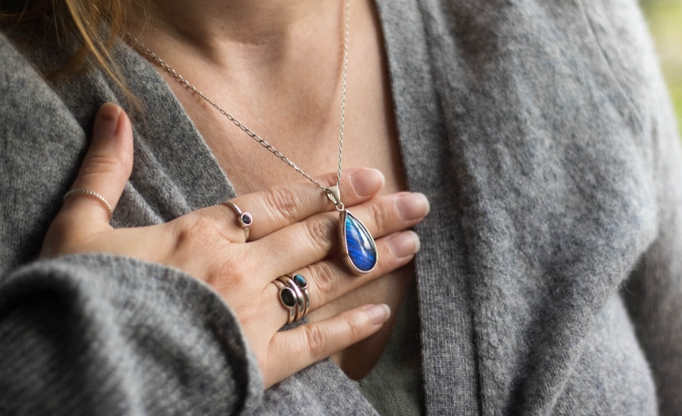 Srebrny naszyjnik z labradorytem w kształcie łezki