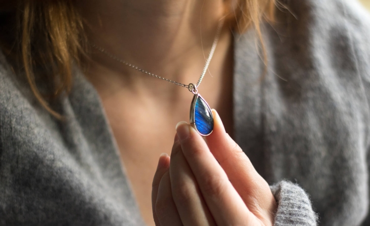 Srebrny naszyjnik z labradorytem w kształcie łezki