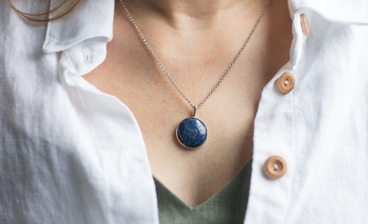 Srebrny naszyjnik z granatowym lapis lazuli