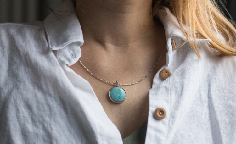 Srebrny naszyjnik z błękitnym larimarem