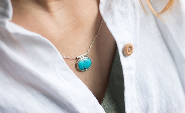 Elegancki srebrny naszyjnik z turkusem