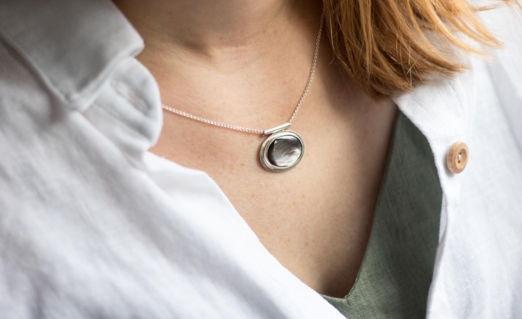 Elegancki srebrny naszyjnik z czarną muszlą