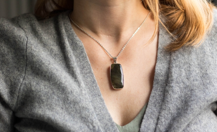 Wisiorek z labradorytem