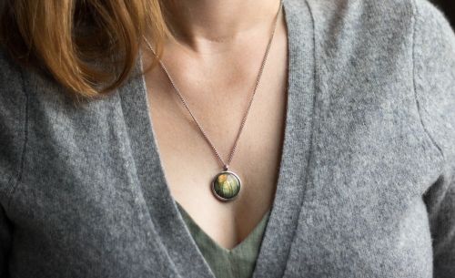 Wisiorek z okrągłym labradorytem