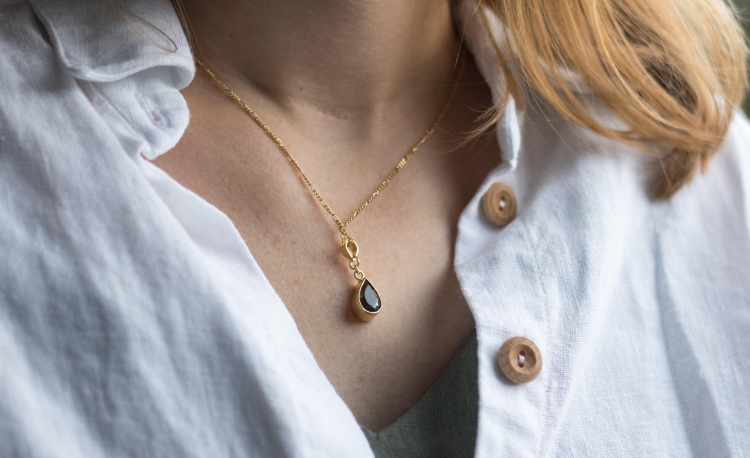 Złocony naszyjnik z turmalinem w butelkowej zieleni w kształcie łezki