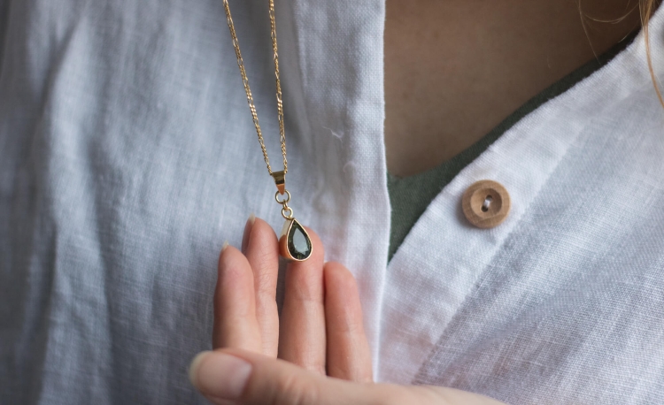 Złocony naszyjnik z turmalinem w butelkowej zieleni w kształcie łezki