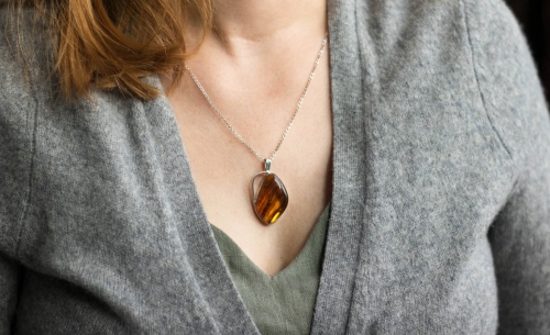 Srebrny naszyjnik z pasiastym bursztynem