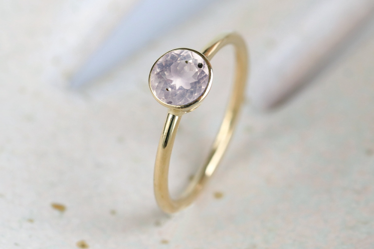 Pierścionek z kwarcem różowym z diopsydem