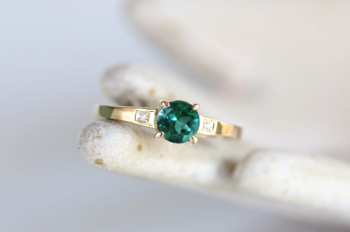 Złoty pierścionek z morskim turmalinem i brylantami