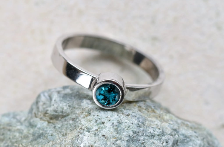 Pierścionek srebrny z morskim turmalinem