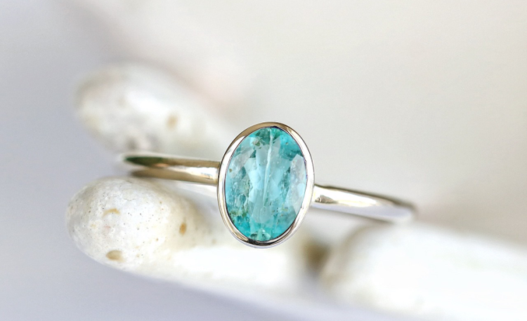 Pierścionek z owalnym akwamarynem