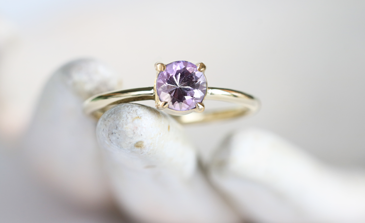 Pierścionek z różowym tanzanitem w złocie