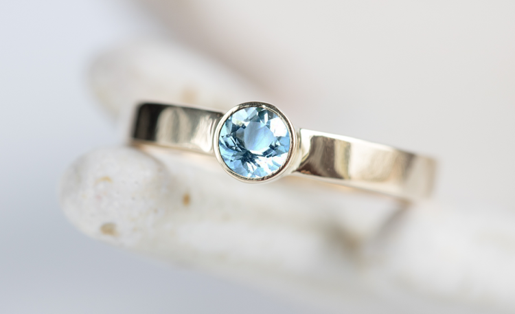Pierścionek złoty z akwamarynem