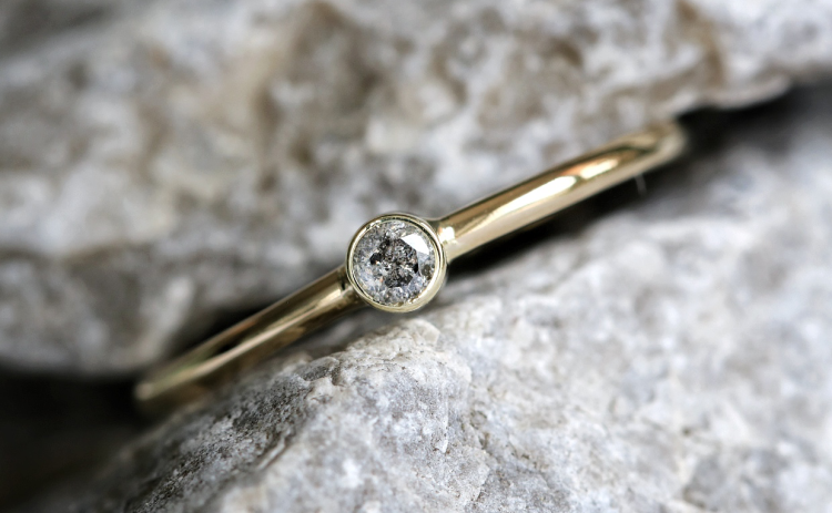 Pierścionek MINI z diamentem sól i pieprz 2,5mm w żółtym złocie