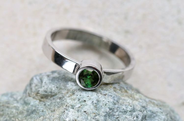 Pierścionek srebrny z zielonym turmalinem