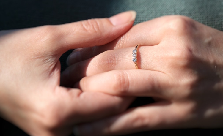 Złoty pierścionek z trzema diamentami sól i pieprz 2,5mm