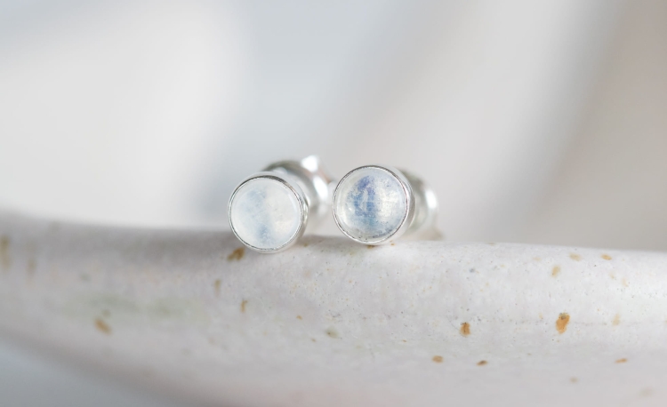 Kolczyki z kamieniem księżycowym 4mm