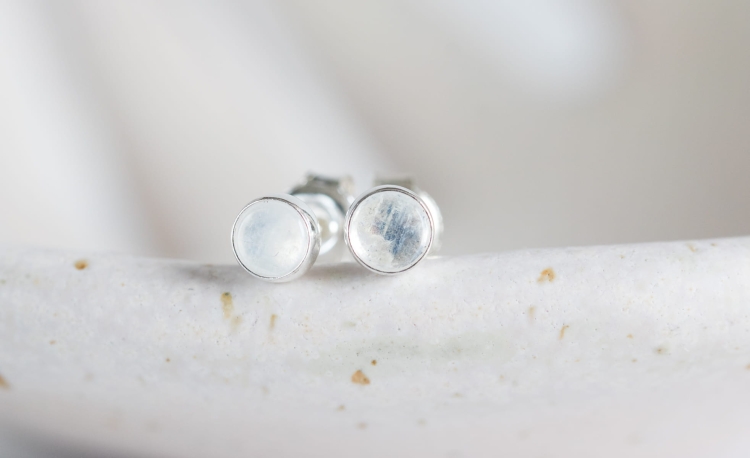 Kolczyki z kamieniem księżycowym 4mm