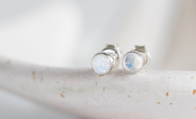 Kolczyki z kamieniem księżycowym 4mm