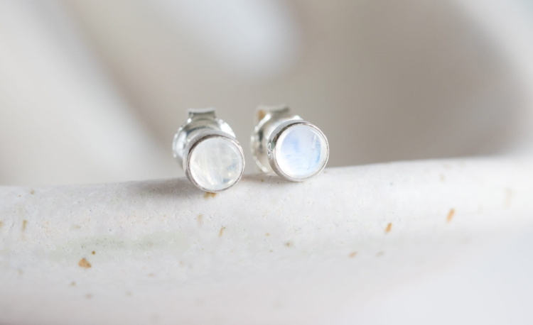 Kolczyki z kamieniem księżycowym 4mm