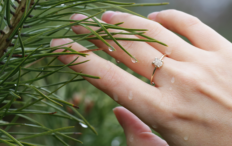 Pierścionek z moissanitem